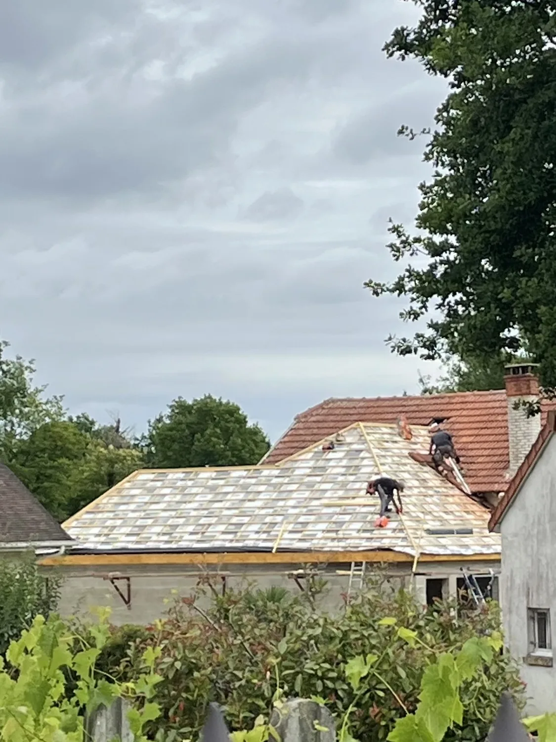 Couvreurs en intervention sur une toiture en ardoise