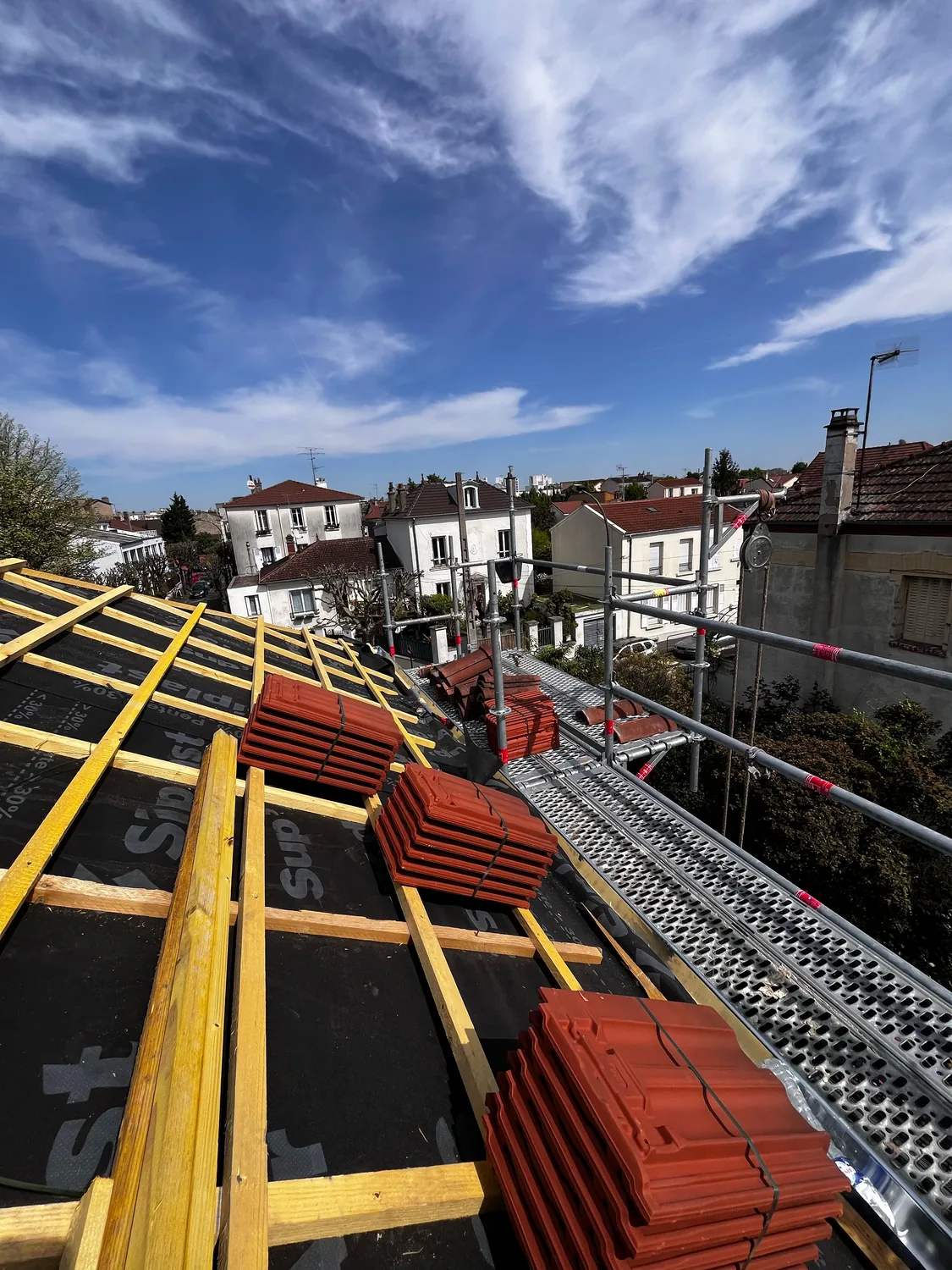Chantier de toiture en tuiles avec écran sous-toiture et liteaux
