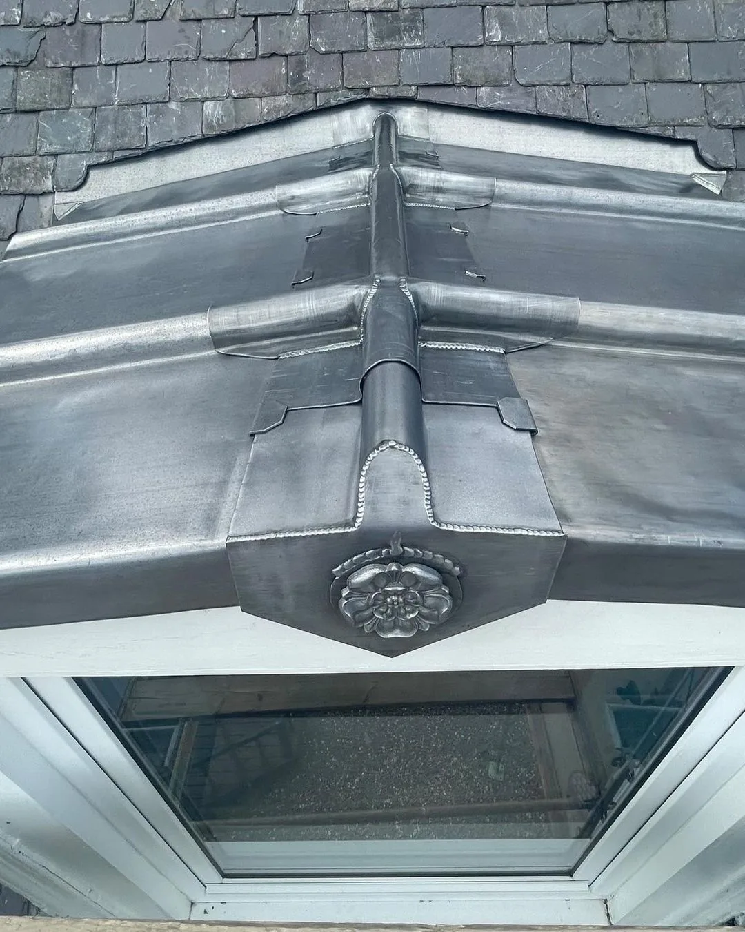 Détail de zinguerie façonnée sur couverture en ardoise par FC Couverture