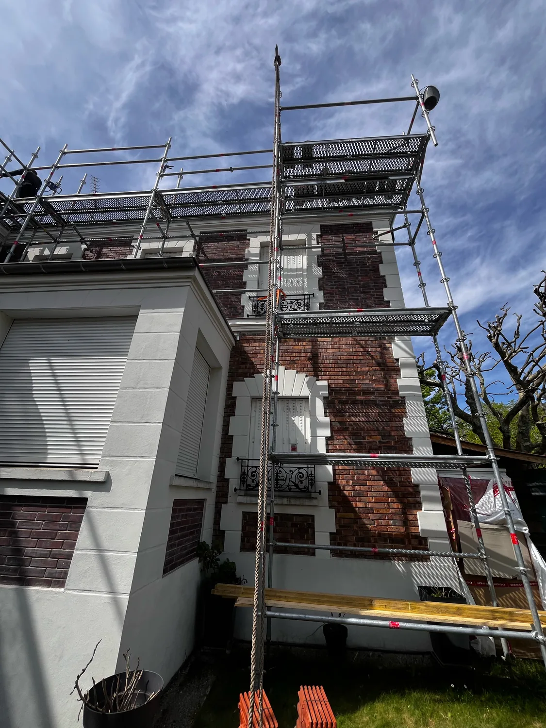 Chantier avec échafaudage en environnement urbain