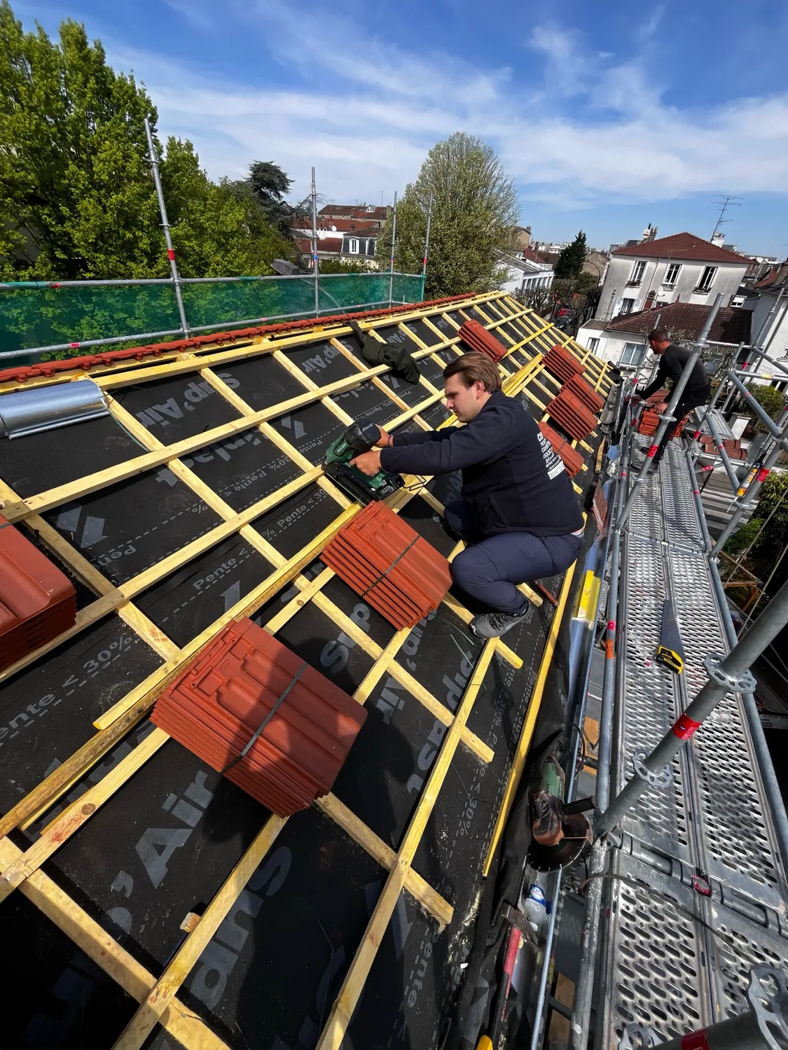 Pose de tuiles sur chantier